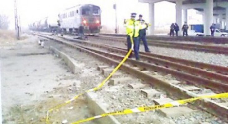 Băut, pe şinele de cale ferată: a scăpat cu viaţă, dar nu mai are un picior